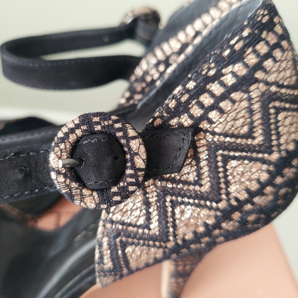 Anthropologie Raphaella Booz Black and Gold Lace Heels 9M - Picture 4 of 9